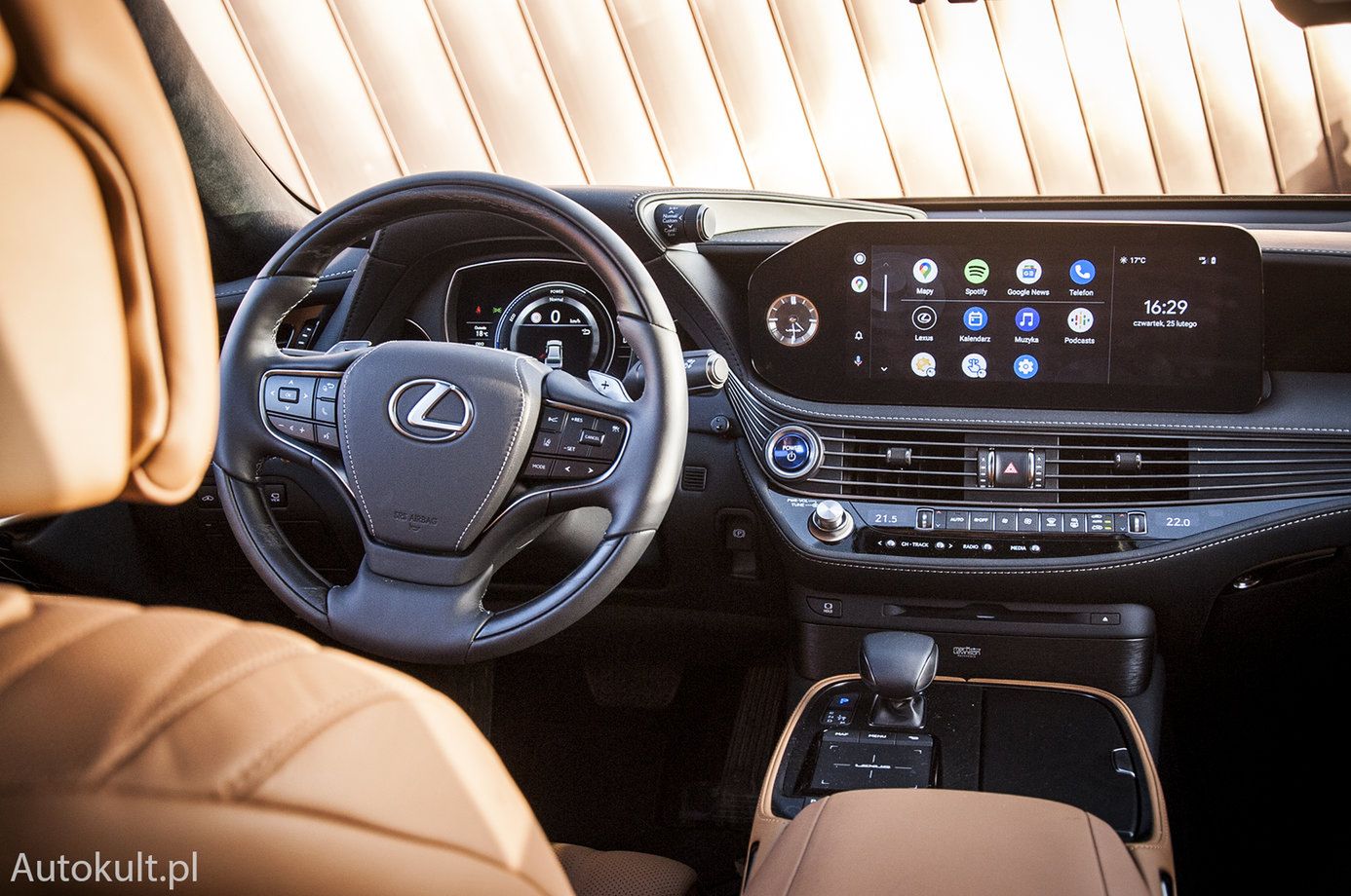 Odtwaracz CD w Lexusie LS (2020)