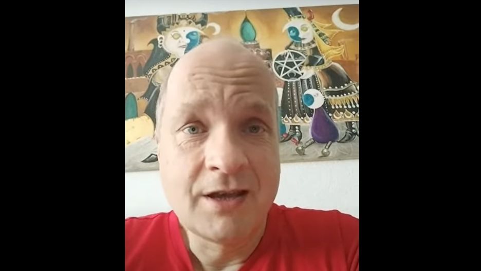 Jasnowidz Wojciech Glanc energią leczy dziecko z guzem mózgu. "Zamienia się w pył, w proszek"