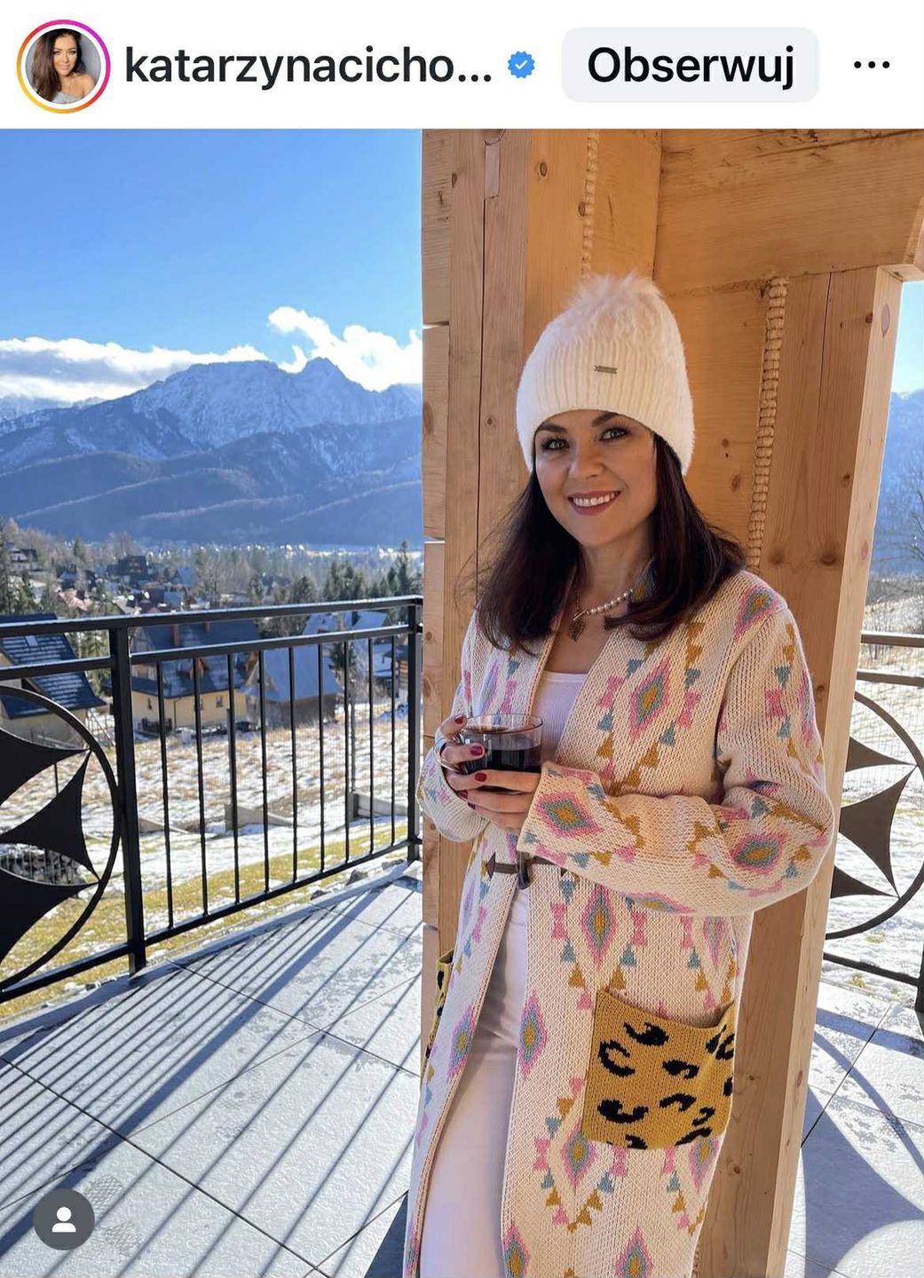 Katarzyna Cichopek w swetrze w romby. 