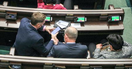 Wątpliwe zwroty pieniędzy dla polityków. Sejm zabrał głos