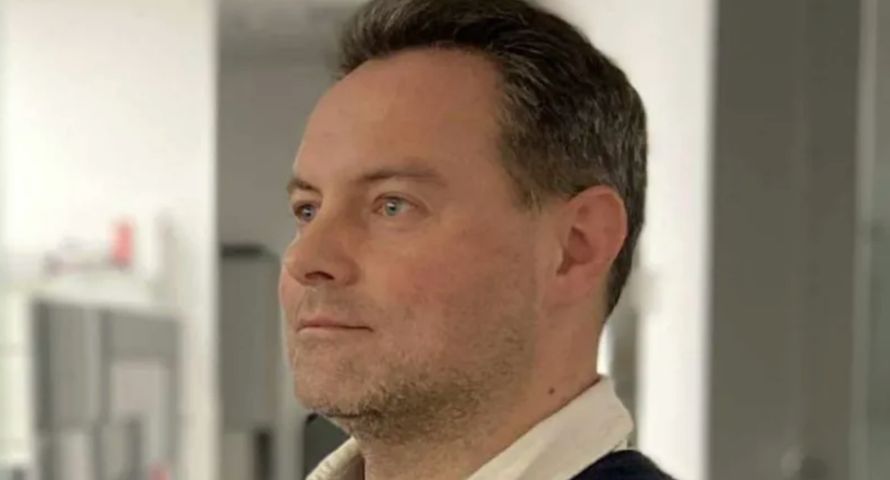 Były wicenaczelny "Wyborczej" poza mediami. Rozwija własny serwis i pisze książkę