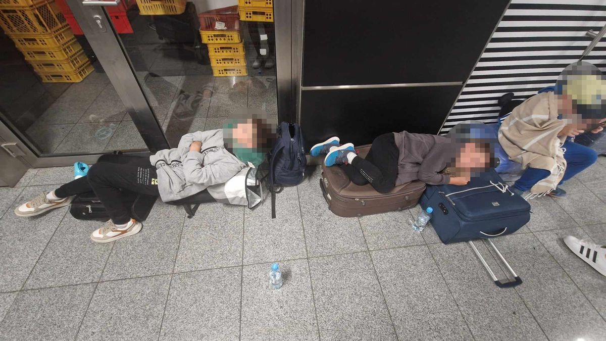 W takich warunkach przed wylotem spały małe dzieci