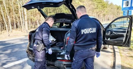Naćpany jechał kradzionym BMW z Niemiec. Wpadł, bo wyprzedzał na przejściu