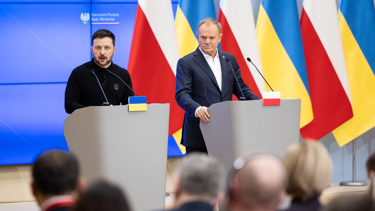 Volodymyr Zelenskyy Visits Poland
Ukrainian President Volodymyr Zelenskyy and Poland's Prime Minister Donald Tusk during the press conference during the Ukrainian President's visit to Poland, in Warsaw, Poland on January 15, 2025. (Photo by Foto Olimpik/NurPhoto via Getty Images)
NurPhoto
political leaders, political event, Zelenskyy visit, European Union, Volodymyr Zelenskyy, Donald Tusk, NurPhoto, international cooperation, political dialogue, foreign policy, government officials, Ukraine, diplomacy, Warsaw, visit, international relations, Prime Minister, diplomatic visit, Poland-Ukraine relations, Ukrainian President, Tusk, January 15, Politics, Foto Olimpik, Polish-Ukrainian cooperation, Warsaw meeting, regional politics., 2025, General News, bilateral talks, press conference, state visit, Eastern Europe, Poland, media coverage