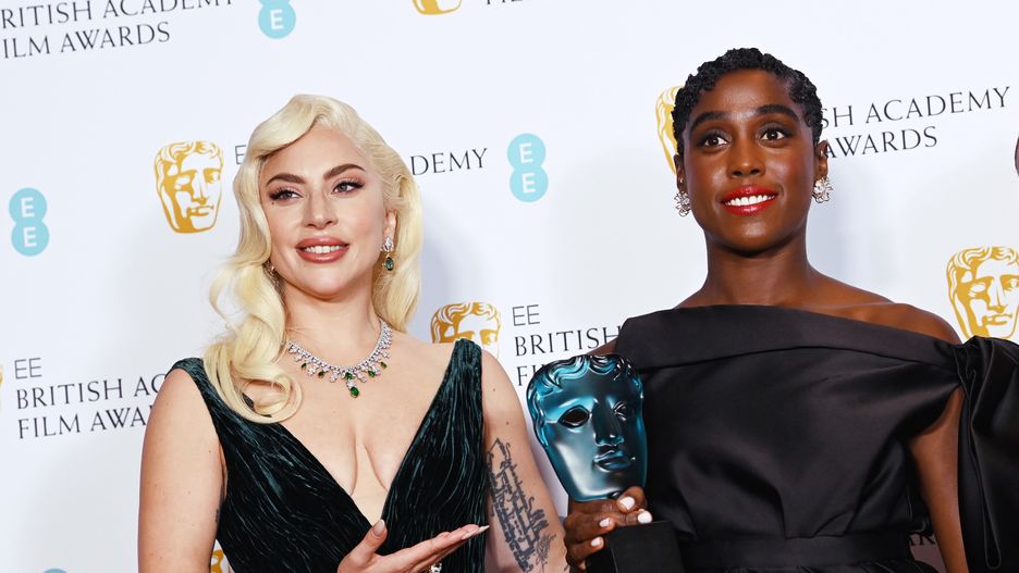 Lashana Lynch, zwyciężczyni kategorii Rising Star z Lady Gagą na gali BAFTA 2022