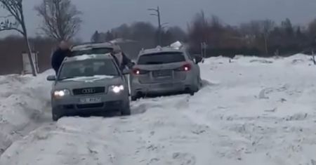 Pokazali nagranie z drogi wojewódzkiej. Samochody stały przez śnieg