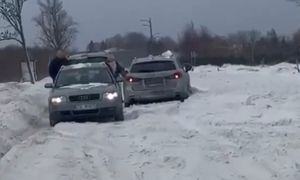 Pokazali nagranie z drogi wojewódzkiej. Samochody stały przez śnieg