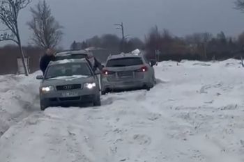 Pokazali nagranie z drogi wojewódzkiej. Samochody stały przez śnieg