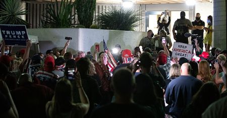 Wybory w USA. Uzbrojeni zwolennicy Trumpa przerywają liczenie głosów