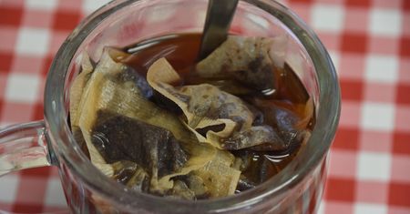 Uważaj podczas picia herbaty. Z tymi produktami lepiej jej nie łączyć