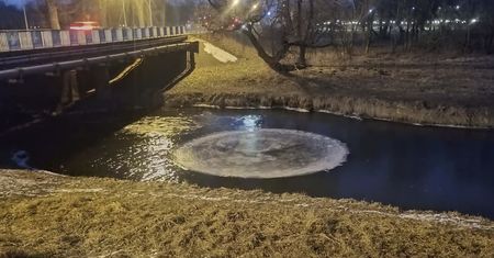 Lodowa "płyta" na rzece. Obraca się jak winyl