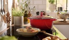 Karol Okrasa poleca naczynia żeliwne w reklamach Lidla