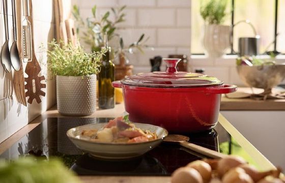 Karol Okrasa poleca naczynia żeliwne w reklamach Lidla