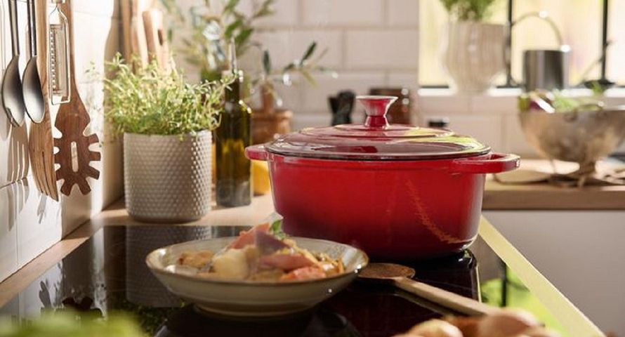 Karol Okrasa poleca naczynia żeliwne w reklamach Lidla