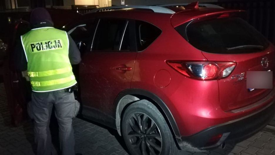 Warszawa. Policjanci potrzebowali pół godziny, aby odzyskać skradzione na Woli auto