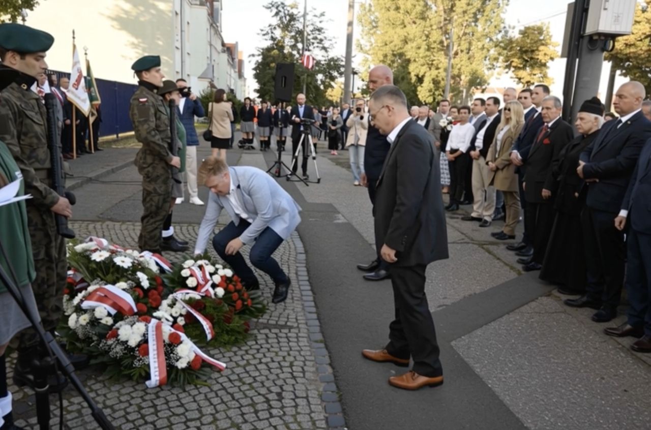 Poznań oddaje hołd bohaterom Czerwca '56. Kwiaty przed bramą Fabryki Pojazdów Szynowych