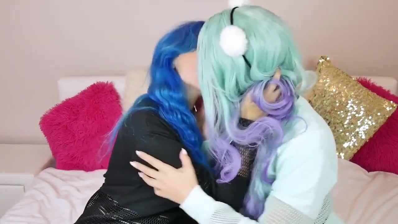 Lil Masti całuje się z Nanami Chan