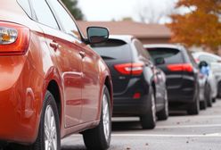 Wandale przebili opony nożami. Prawie 90 uszkodzonych samochodów