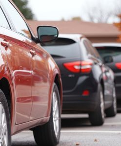 Wandale przebili opony nożami. Prawie 90 uszkodzonych samochodów