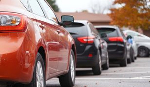 Wandale przebili opony nożami. Prawie 90 uszkodzonych samochodów