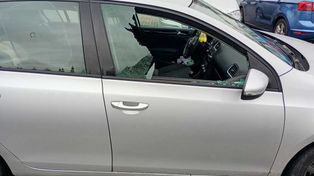 1,5 roczne dziecko zatrzaśnięte w aucie. Policjant wybili szybę, by je uratować