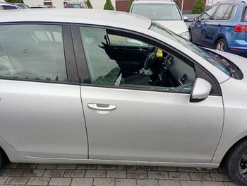 1,5 roczne dziecko zatrzaśnięte w aucie. Policjant wybili szybę, by je uratować
