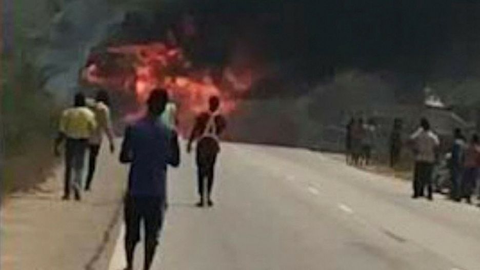 Kula ognia po wybuchu ciężarówki w Apiate (Fot. ERIC YAW ADJEI/AFP/East News)