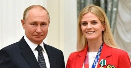 Złota medalistka zmieniła barwy. Zdjęciem z Putinem rozwścieczyła fanów