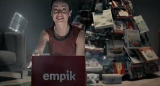 Choinka z prezentów w bożonarodzeniowej reklamie Empiku (wideo)