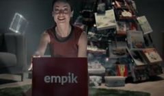 Choinka z prezentów w bożonarodzeniowej reklamie Empiku (wideo)