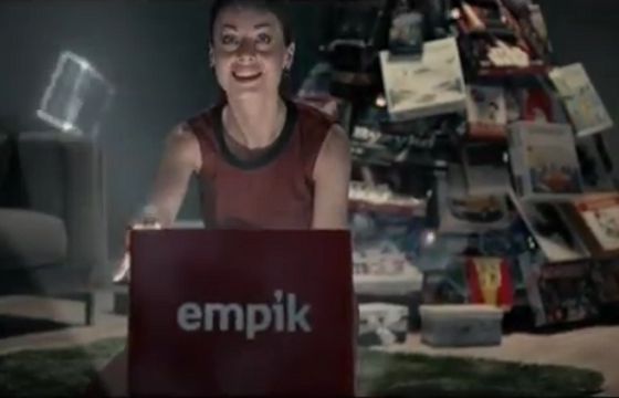 Choinka z prezentów w bożonarodzeniowej reklamie Empiku (wideo)