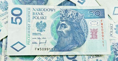 Banknot 50 zł wart 30 tys. zł. Patrz na serię