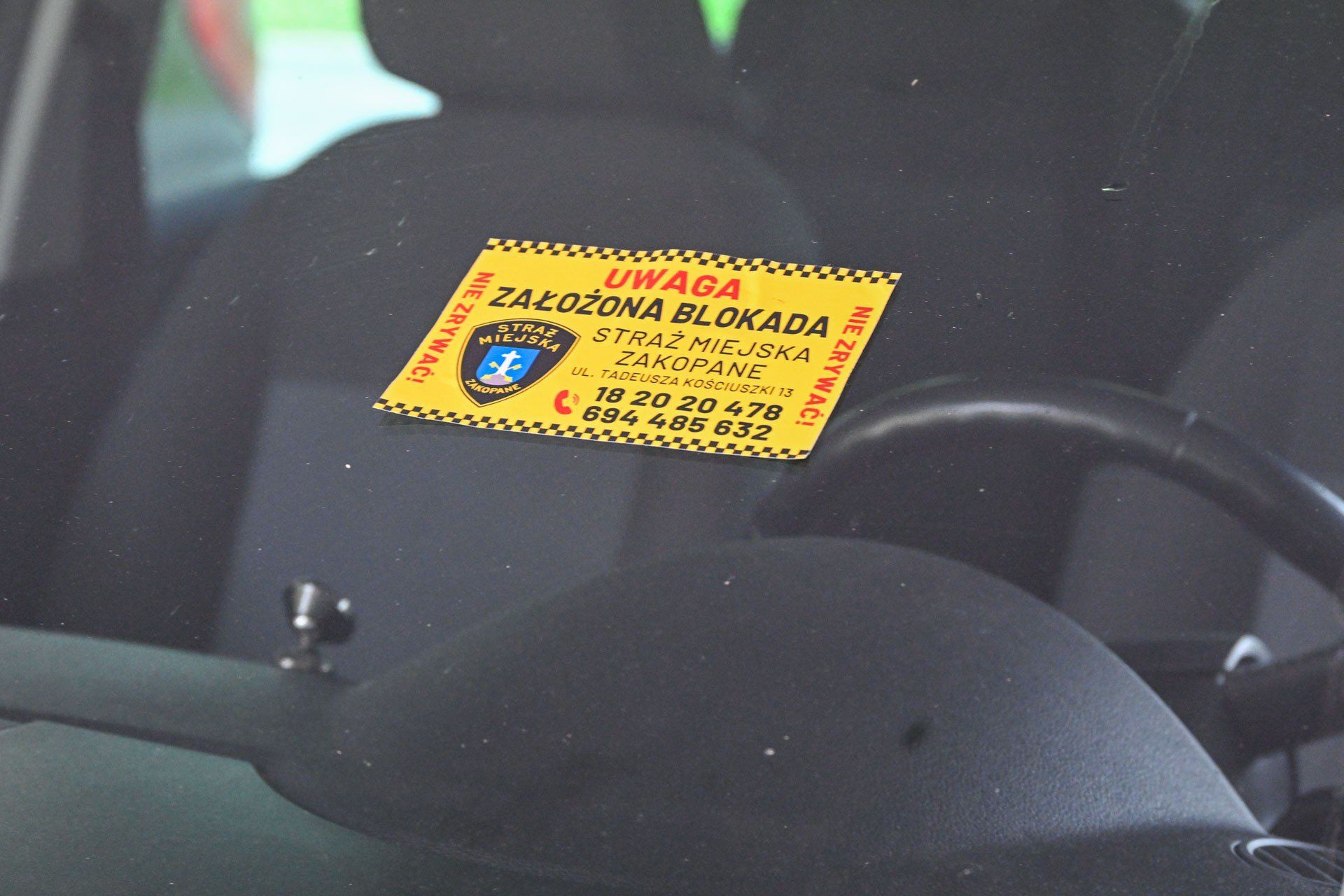 Funkcjonariusze Straży Miejskiej z Zakopanego zakładają blokady na koła i wystawiają mandaty na łamiących zakaz ruchu na drodze do Kuźnic