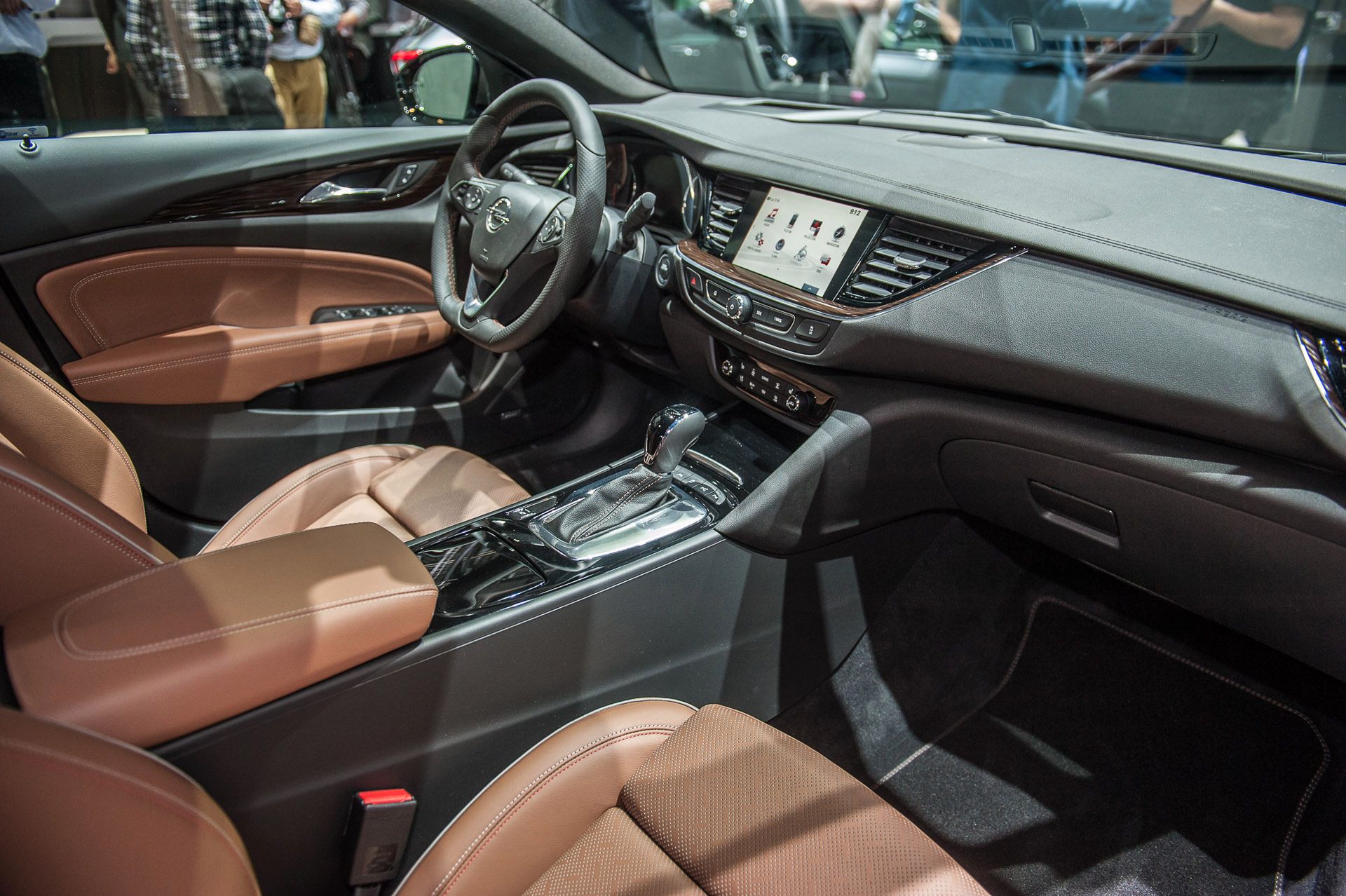 Odświeżone menu pokładowe IntelliLink jest prostsze i szybsze w obsłudze. Co ciekawe, dzięki Apple CarPlay i Android Auto potrafi także odwzorować na centralnym wyświetlaczu menu wybranych telefonów. Zupełnie nowe funkcje przynosi rozbudowany system Opel OnStar.
