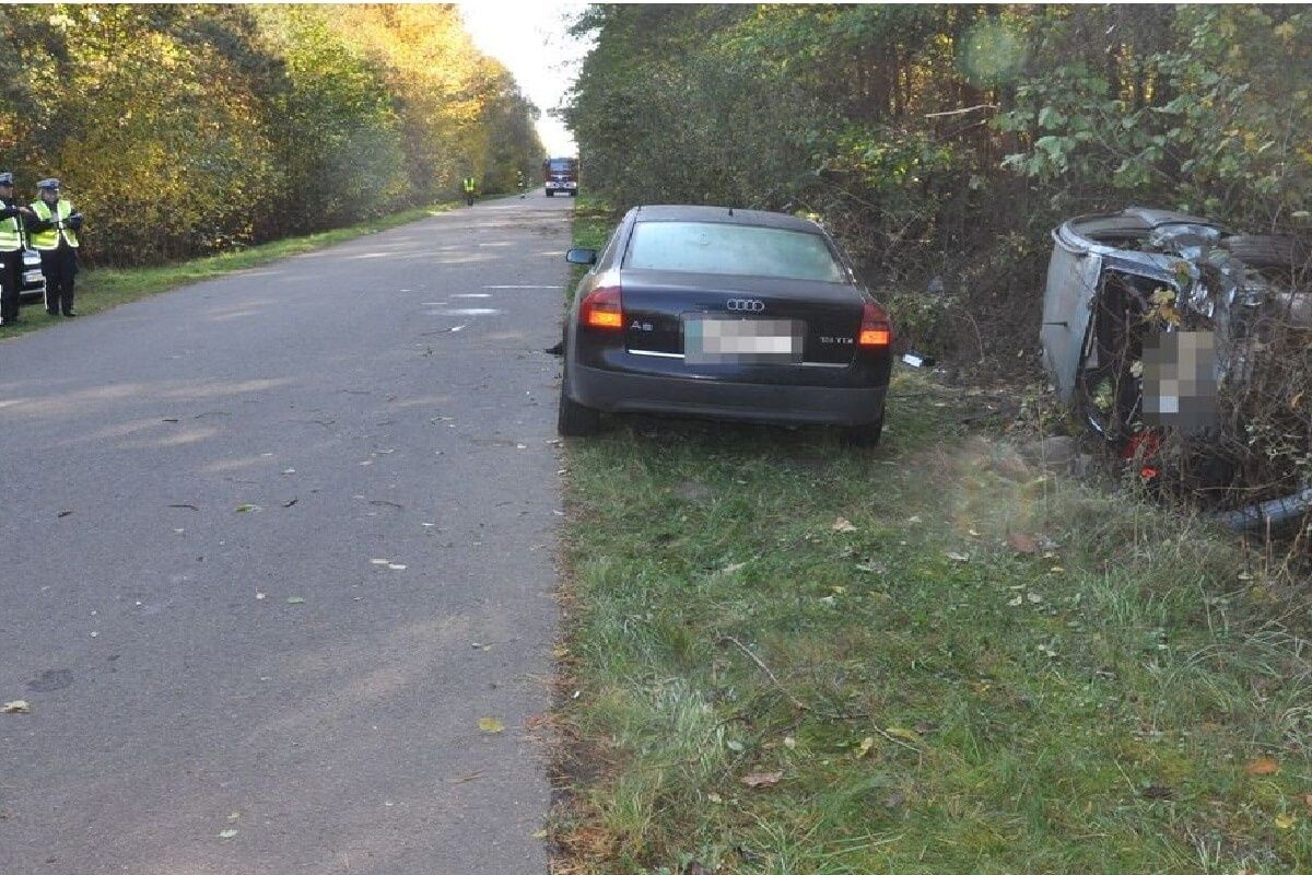 Samochód po dachowaniu leży w rowie