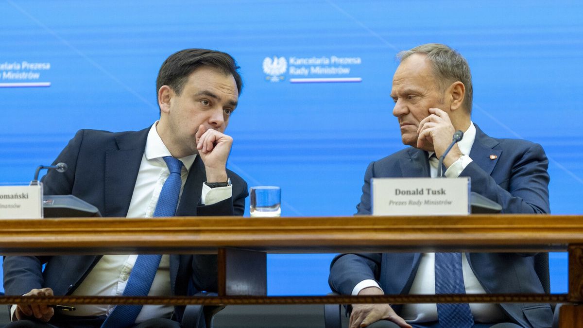 Premier Tusk o deregulacji ze stron? spo?eczn?
24.03.2025 Warszawa Spotkanie premiera Donalda Tuska z przedstawicielami strony spolecznej w sprawie deregulacji fot Andrzej Iwanczuk/REPORTER
N/z: Andrzej Domanski, Donald Tusk
Andrzej Iwanczuk/REPORTER