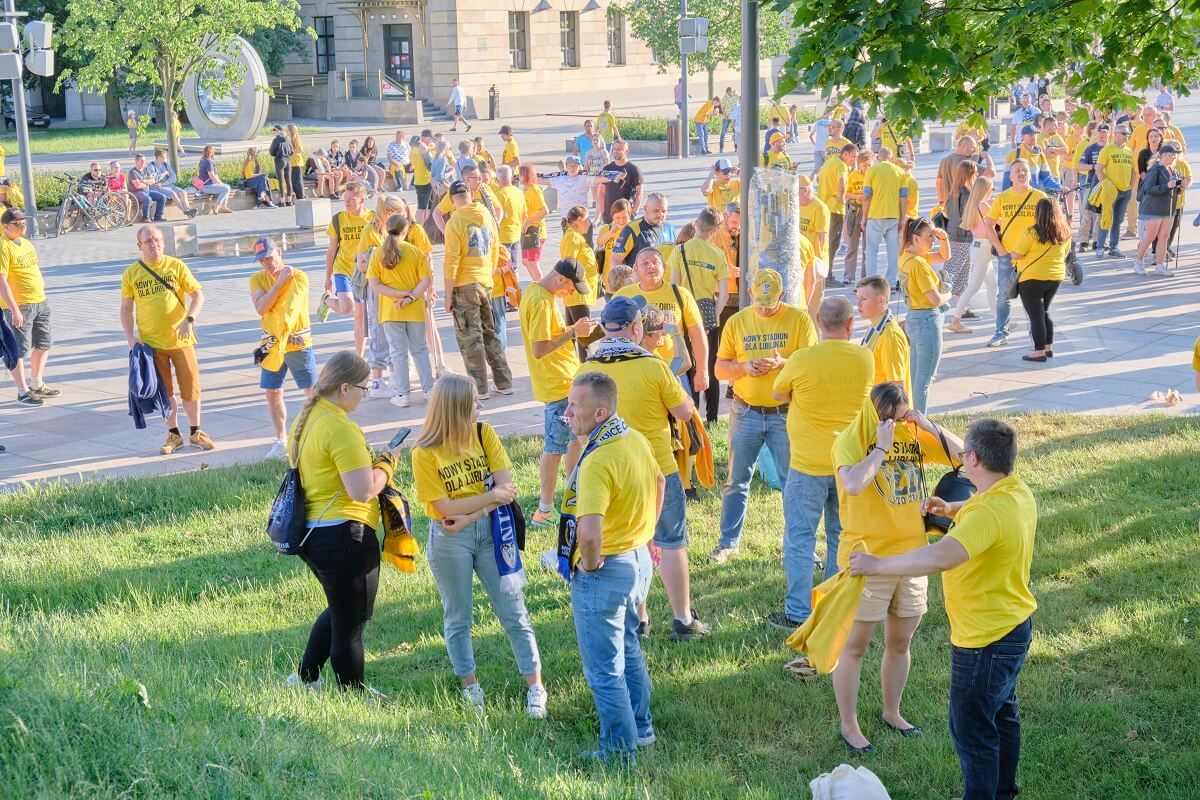 Manifestacja kibiców żużlowego Motoru Lublin na placu Litewskim