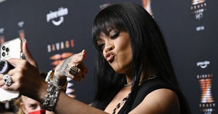 Przyodziana w POŃCZOCHY Rihanna olśniewa na pokazie (ZDJĘCIA)