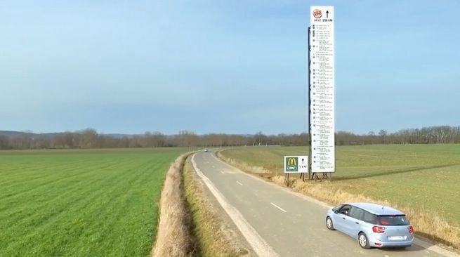 McDonald’s z ogromnym drogowskazem kpi z Burger Kinga (wideo)