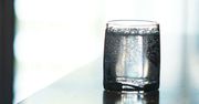 Woda gazowana może być szkodliwa. Lepiej uważać (WIDEO)