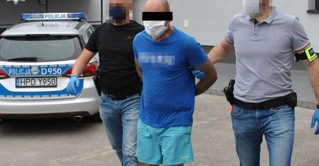 Było naprawdę groźnie. Z nożem i pistoletem szedł w kierunku policjantów
