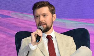 Podliczono zarobki polskich pisarzy. Remigiusz Mróz w zeszłym roku zarobił ASTRONIMICZNĄ KWOTĘ