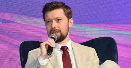 Podliczono zarobki polskich pisarzy. Remigiusz Mróz w zeszłym roku zarobił ASTRONIMICZNĄ KWOTĘ