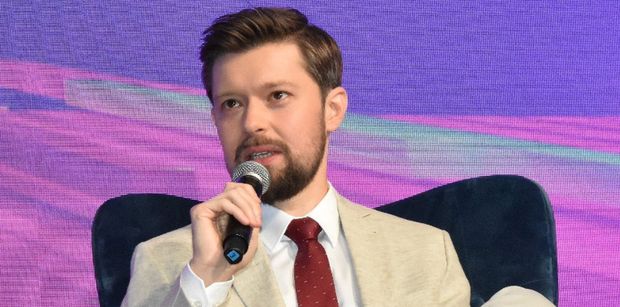 Podliczono zarobki polskich pisarzy. Remigiusz Mróz w zeszłym roku zarobił ASTRONIMICZNĄ KWOTĘ