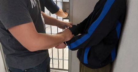 Wyciągnął na stacji paliw ten banknot. Grozi mu 8 lat więzienia
