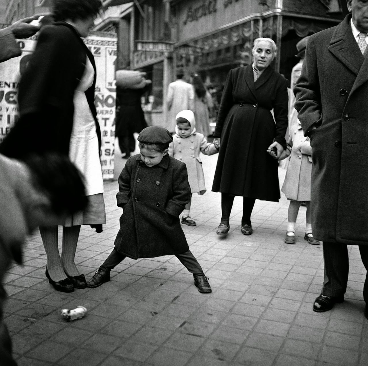 Niesamowite czarno-białe zdjęcia z ulic Madrytu i Barcelony lat 50.