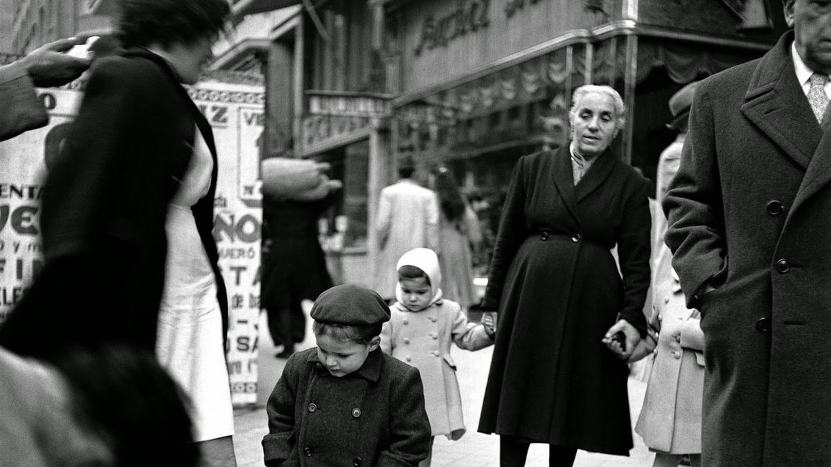 Niesamowite czarno-białe zdjęcia z ulic Madrytu i Barcelony lat 50. 1