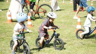 Mistrzostwa Kalisza na rowerkach biegowych. Mali cykliści ścigali się przy Wale Matejki