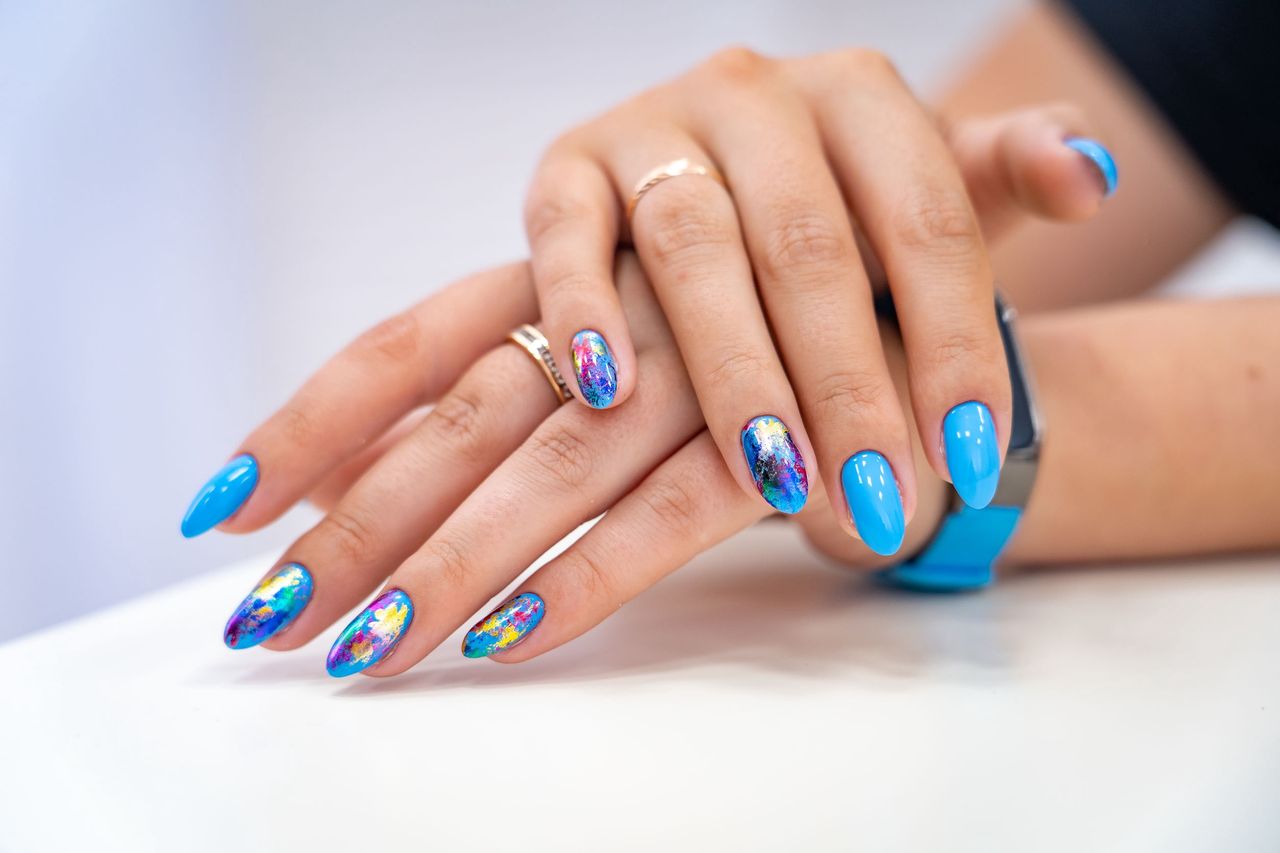 Paznokcie tie-dye. Modny manicure na jesień zachwyca energetyczną kolorystyką