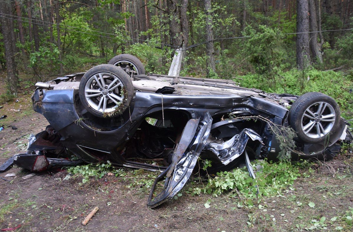 Tragiczny wypadek w Zabielu. Opel zderzył się z łosiem, zginęły dwie młode osoby